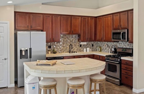 Greenacres House | 4bdrm 2bath Modern Getaway KING Bed Sleeps 8