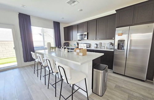 Spring Valley House | 4BR/3.5BA House | Putting Green | Theatre Room | Private Entrance Guesthouse |