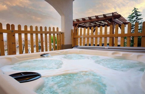 Yucca Valley House | 4BR Hilltop House - Hot Tub, Amazing View & Bocce