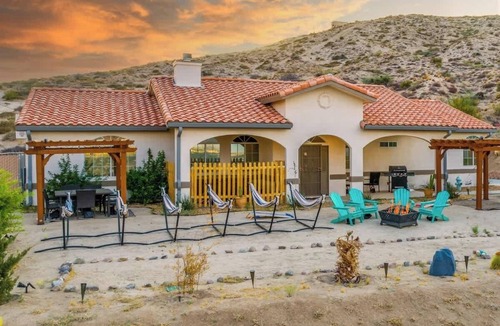 Yucca Valley House | 4BR Hilltop House - Hot Tub, Amazing View & Bocce