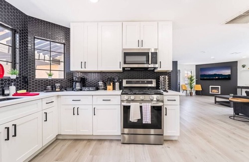 Paradise House | 4BR Oasis: Dual Suites & Pool | 10 Min Strip