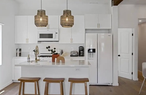 Little Italy House | 4BR (Sleeps 10!)Heart of Little Italy: Walk to Dining & Fun!