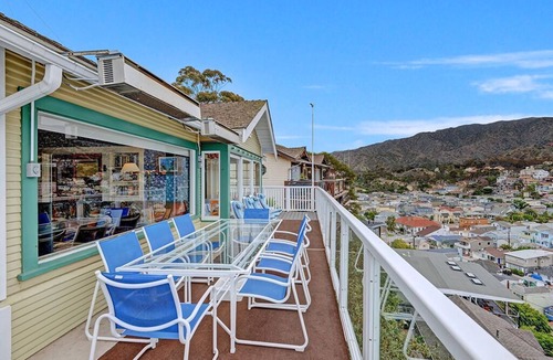 Avalon House | 5 Bdrm Home, Vaulted Ceilings, Amazing 180 Degree Ocean View - 176 Middle Terrac