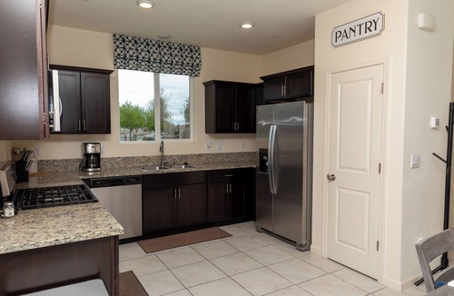 Merced House | 5 bed Modern, Cozy, Efficient North Merced Retreat near hospitals and UC Merced