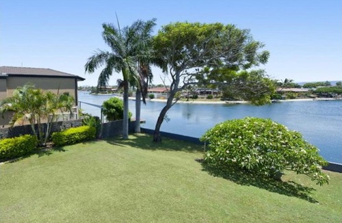 Mermaid Waters House | 5 Bedroom Luxury Waterfront Home