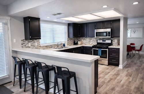 Green Valley Villa | 5 BR! Amazing Pool & Spa Retreat 15 Min to Strip