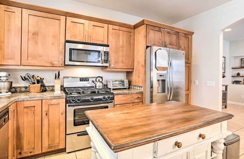 Big Bear City Cottage | 5 Mi to Big Bear Lake: Cozy Cottage w/Hot Tub