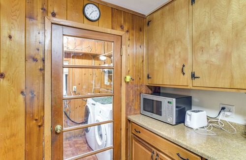 Oroville Cottage | 5 Mi to Lake Oroville: Huge Riverfront Home!