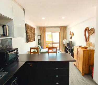 Cacilhas Apartment | 5 Min Ferry to Lisbon - Balcony - 2BR
