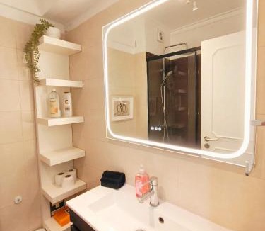 Cacilhas Apartment | 5 Min Ferry to Lisbon - Balcony - 2BR