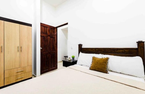 Tamarindo House | 5 min walk to beach/sleeps 12-18/gated parking/pool