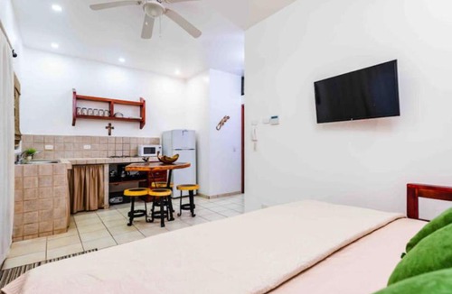 Tamarindo House | 5 min walk to beach/sleeps 12-18/gated parking/pool