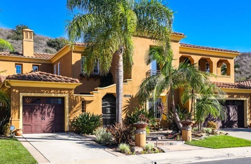 San Onofre House | 5 minutes to beach. Luxury estate with private pool, hot tub, firepit & privacy