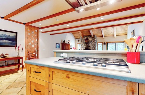 Mammoth Lakes Condo | 5-Star Luxury Home. Across from The Village. Gas Grill, Game Room, Wash/Dryer