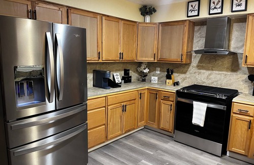 Roosevelt House | 5BR Home Close Nat’l Parks & Downtown Fresno +Large Private Parking
