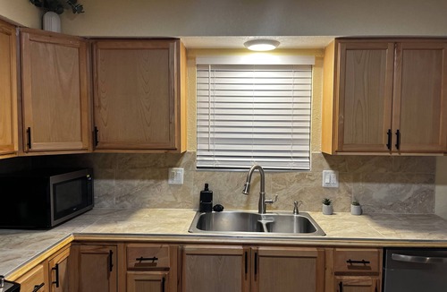 Roosevelt House | 5BR Home Close Nat’l Parks & Downtown Fresno +Large Private Parking