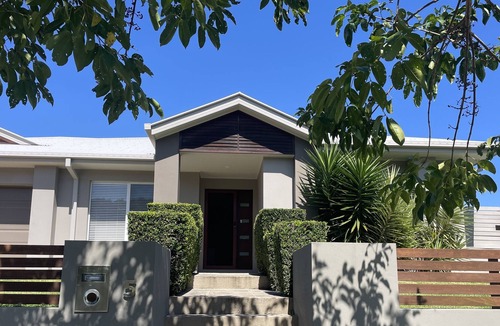 Gold Coast House | 6 bedroom holiday home, pool, 3 bathrooms, game rooms, theatre
