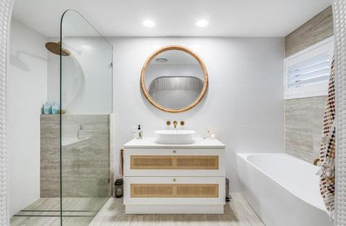 Burleigh Heads Apartment | 6 Bedroom Oasis in Burleigh Heads