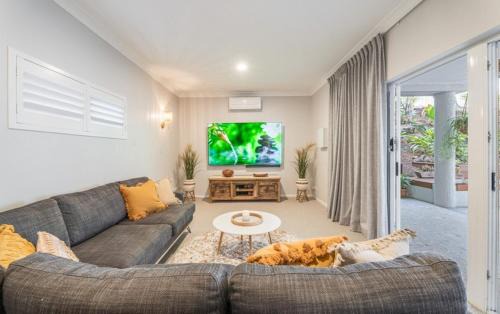 Burleigh Heads Apartment | 6 Bedroom Oasis in Burleigh Heads