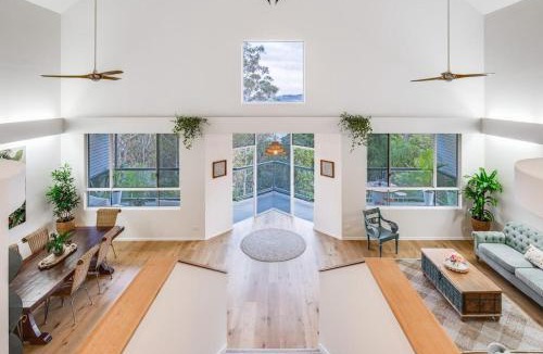 Burleigh Heads Apartment | 6 Bedroom Oasis in Burleigh Heads