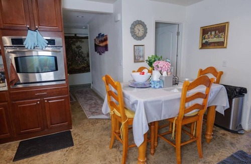 Paradise House | 7 bedroom home with fenced yard!