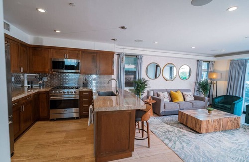 West Newport House | 7 Br, 2 Hot Tubs, Rooftop, Beach Block, Ocean View