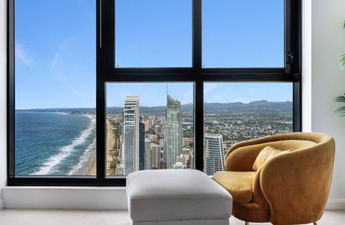 Surfers Paradise Apartment | 70 Stories Ocean View Apartment