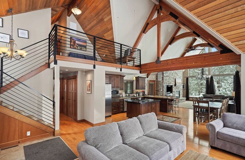 Deer Park House | 8 Mt Baker - Elegant & Peaceful, SHARC Passes, Hot Tub, Great Location!