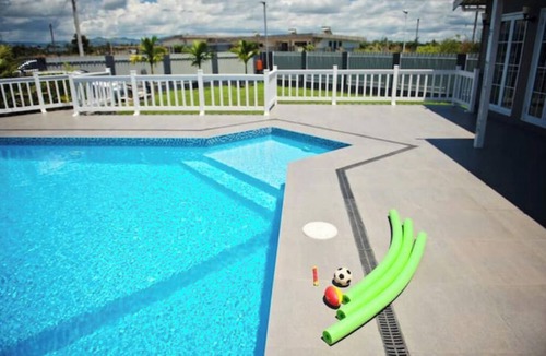 Nadi House | A charming 3 bdrm house with pool, AC and free parking near essential amenities