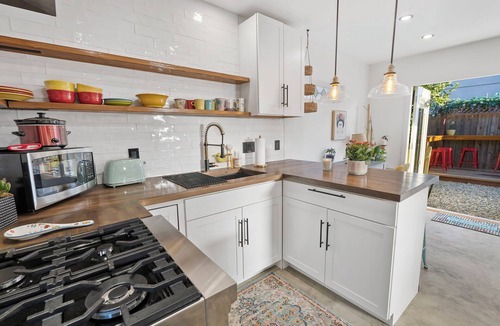 Downtown Los Angeles Cottage | A Charming detached guesthouse with everything