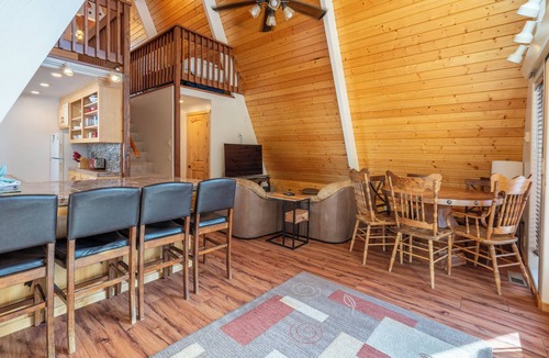 June Lake House | A-Frame Cabin close to Gull Lake, lots of upgrades, walk to both June and Gull Lake