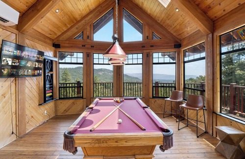 Madera County House | A-Frame - sleeps 20 - 2 Fire pits - 2 Hot Tubs - Putting Green