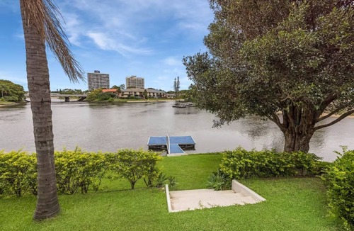 Broadbeach Waters House | A Luxurious Waterfront Oasis!