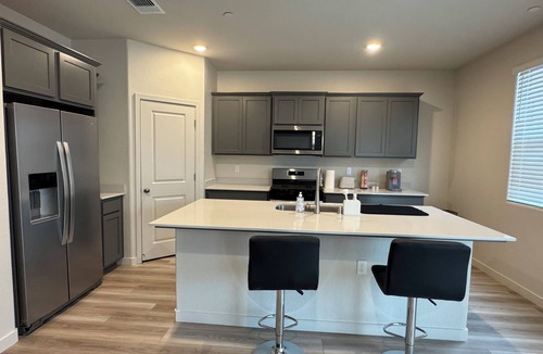Merced House | A Modern Retreat + Large Backyard + Near UC Merced + Gateway to Yosemite