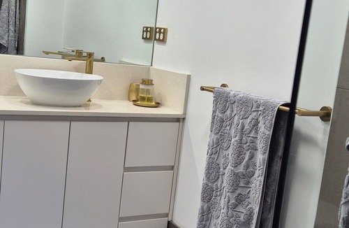 Hawthorne Apartment | A perfect place to hide away with river side charm, close to the city.