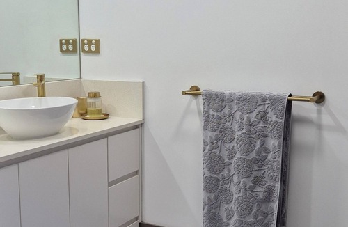 Hawthorne Apartment | A perfect place to hide away with river side charm, close to the city.