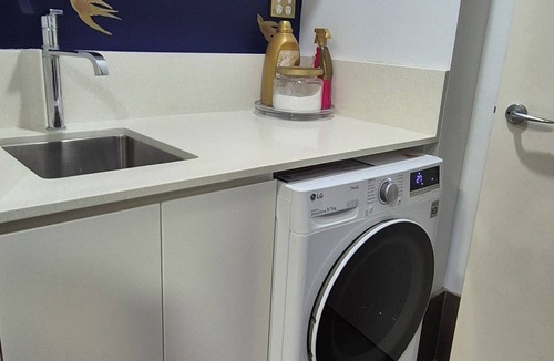Hawthorne Apartment | A perfect place to hide away with river side charm, close to the city.
