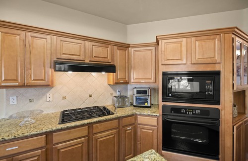 Visalia House | A Relaxing Retreat with Pool and Heated Jacuzzi near Sequoia Parks