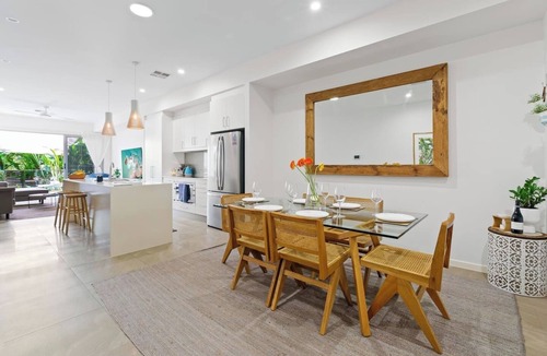 Burleigh Heads House | Abbey's Burleigh Haven. 2 Min Walk to James Street