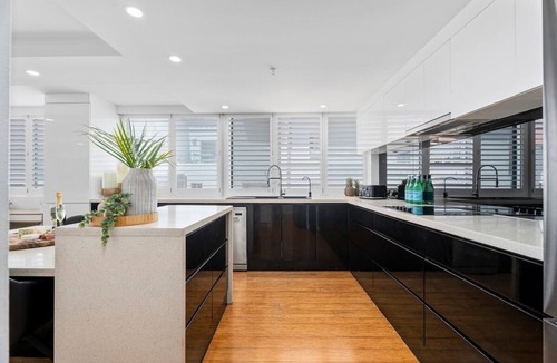 Gold Coast Apartment | Absolute Beachfront Apartment 3B Pool Spa