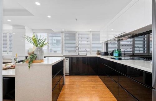 Surfers Paradise Apartment | Absolute Beachfront Apartment 3B Pool Spa