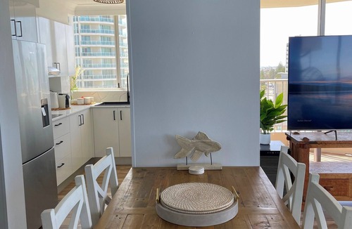 Main Beach Apartment | Absolute Beachfront Luxury | Heated Pool + 75" TV