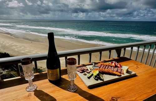 Main Beach Apartment | Absolute Beachfront Luxury | Heated Pool + 75" TV