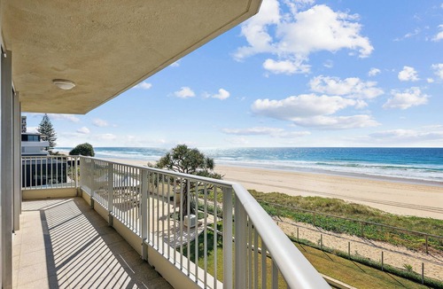 Main Beach Apartment | Absolute beachfront - stunning property in Main beach