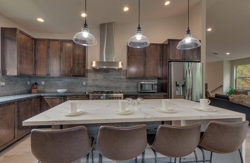Angora Highlands House | AC, Large Upright Arcade, Dreamy Kitchen, Designer Furnished, Grill, Fast Wifi, Spa – The Glenmore