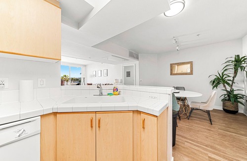 Marina del Rey Apartment | Acacia' Waterfront Full Marina View Walk to Beach Pool Gym Jacuzzi And Sauna