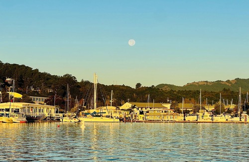 Sausalito Boat Rental | Acqua-suite. Experience luxury on the water in this amazing floating suite.