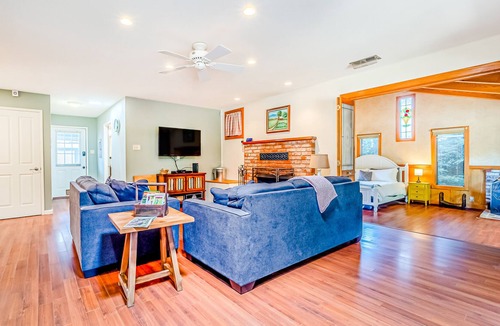 Rohnerville House | Adorable home near the coast with fast WiFi, fireplace, & full kitchen
