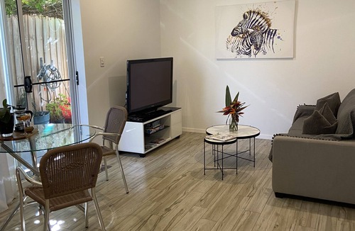 Mermaid Waters Apartment | Adorable-large 1bedroom Guest House