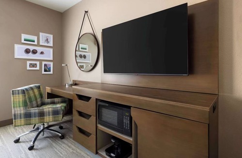 Oakhurst Hotel | Adventure Awaits! 14 miles to Yosemite Park South Entrance! Pool and Breakfast!